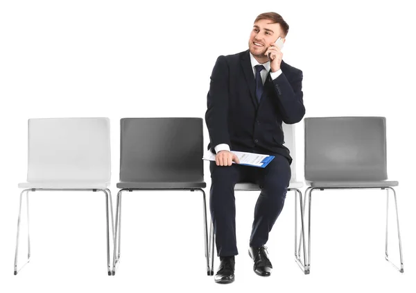 Joven esperando entrevista de trabajo sobre fondo blanco —  Fotos de Stock