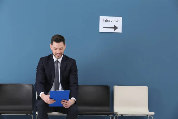 Jovem à espera de entrevista de emprego, dentro de casa — Fotografia de Stock