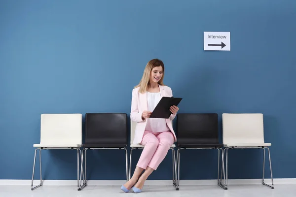 Mujer joven esperando entrevista de trabajo, en el interior —  Fotos de Stock