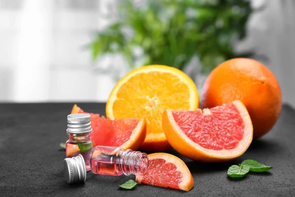 Uçucu yağlar ve tablo taze turuncu ile şişe