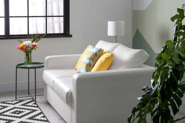 Интерьер гостиной с удобным диваном — стоковое фото