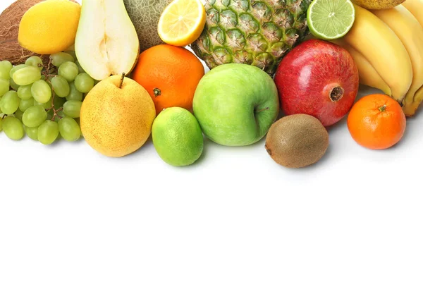 Conjunto de frutas tropicais frescas sobre fundo branco — Fotografia de Stock