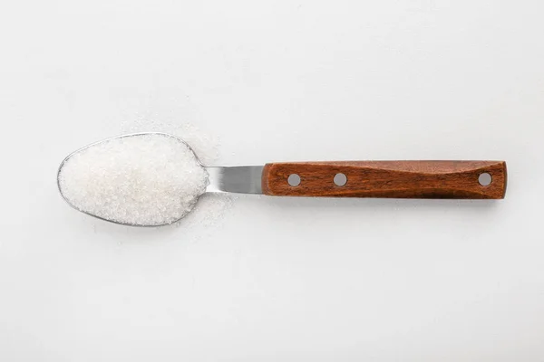 Cuchara con azúcar puro sobre fondo blanco — Foto de Stock