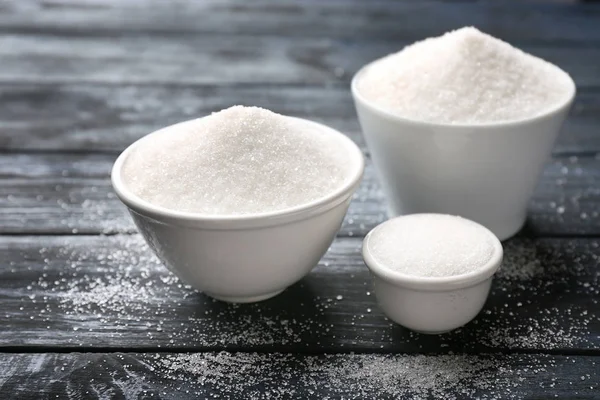 Ahşap arka plan üzerinde saf şeker ile seramik kaseler