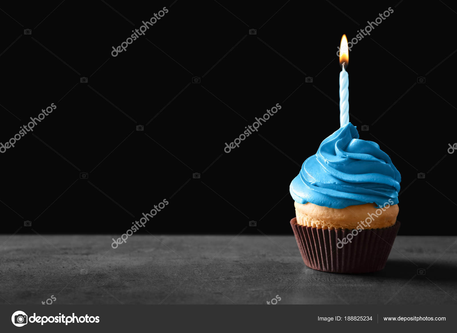 Delicieux Cupcake D Anniversaire Avec Bougie Allumee Sur La Table Sur Fond Noir Image Libre De Droit Par Newafrica C