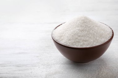 Ahşap arka plan üzerinde saf şeker ile seramik kase