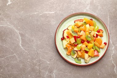 Tablo, üstten görünüm taze kesilmiş meyve ile plaka