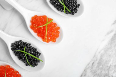 Mermer zemin üzerine siyah ve kırmızı havyar ile Seramik kaşık