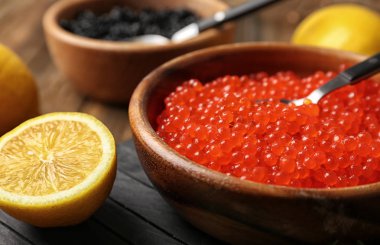 Kırmızı havyar ve tablo, closeup bulanık siyah havyar ile kase