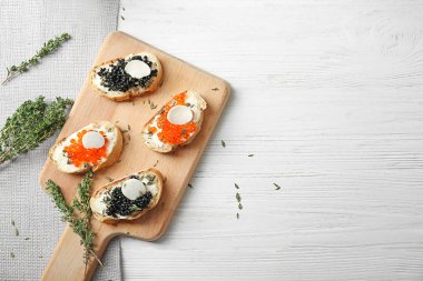 Sandviç ahşap tahta üzerinde siyah ve kırmızı havyar ile