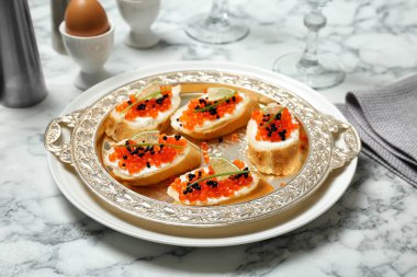 Sandviç tepsi üzerinde siyah ve kırmızı havyar ile