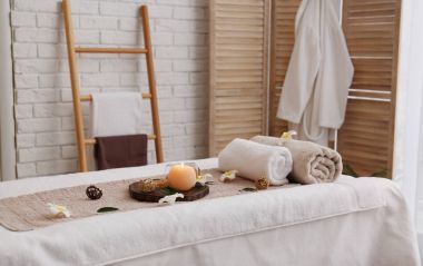 Masaj tablo havlu ile mum ve deniz tuz spa salonda