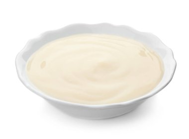 Beyaz zemin üzerine vanilya puding ile kase