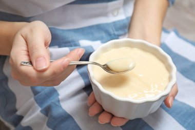 Vanilya puding, closeup ile kadın holding kase