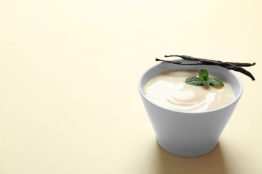 Vanilya puding, sopa ve renk arka plan üzerinde taze nane