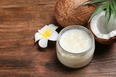 Hindistan cevizi yağı ve fındık ahşap arka plan üzerinde güzel kompozisyonu