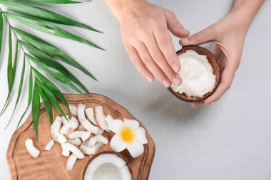 Hindistan cevizi yağı gri arka plan, closeup üzerinde olan kadın