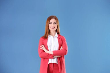 Renk arka plan üzerinde duran iş eğitmen