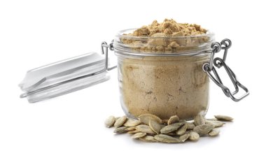 Kabak un ve beyaz arka plan üzerinde tohum ile jar