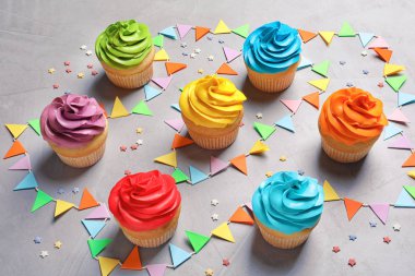 Lezzetli doğum günü kek gri arka plan üzerinde