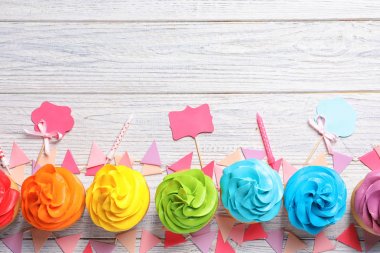 Lezzetli doğum günü kek ahşap arka plan üzerinde