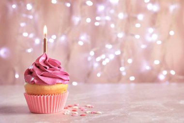 Bulanık ışıklar karşı masada mum yanan ile doğum günü kek