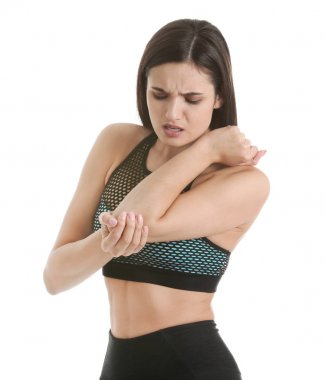 Genç kadın beyaz arka plan üzerinde dirsek ağrısı muzdarip