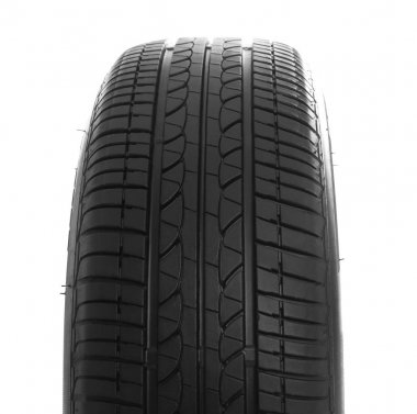 Beyaz arkaplanda araba lastiği