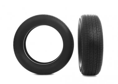 Beyaz arka plan üzerinde araba lastikleri