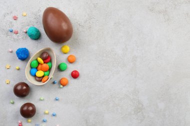 Çikolata Paskalya ile kompozisyon gri arka plan üzerinde yumurta