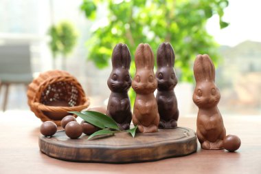 Çikolata Paskalya tavşanları masada