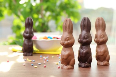 Çikolata Paskalya tavşanları masada