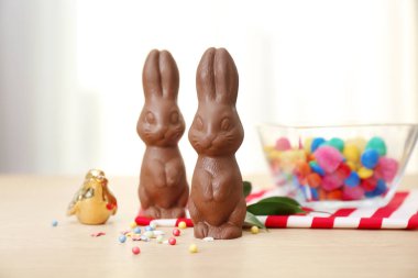 Çikolata Paskalya tavşanları masada