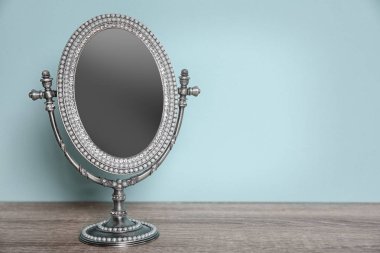 Tablo renkli duvarının yakınında şık ayna