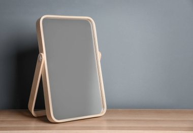 Tabloda gri duvarının yakınında şık ayna