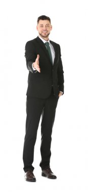 Beyaz arka plan üzerinde genç iş eğitmen