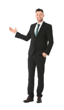 Beyaz arka plan üzerinde genç iş eğitmen