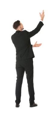 Beyaz arka plan üzerinde genç iş eğitmen