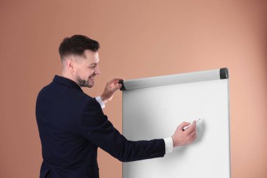 Genç iş antrenör flip grafik renk arka plan üzerinde yakınındaki