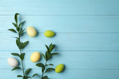 Yumurta ve twigs ahşap arka plan üzerinde güzel Paskalya kompozisyonu