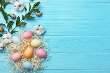 Ahşap arka plan, üstten görünüm üzerinde Paskalya yumurtaları ile kompozisyon
