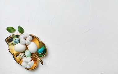 Paskalya yumurta beyaz arka planda, üstten görünüm ile çanak