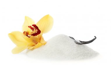 Vanilya şekeri, sopa ve beyaz arka plan üzerinde çiçek