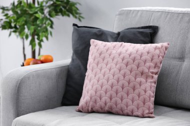 Oturma odasında yastıkları olan rahat bir kanepe.