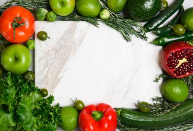 Çerçeve yapılmış sebze ve meyveler, üstten görünüm