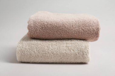 Gri arka plan üzerinde yumuşak havlular