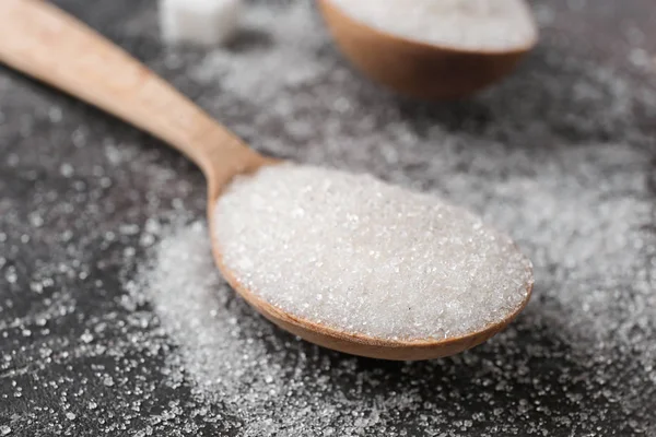 Cuillère avec du sucre pur sur fond gris — Photo