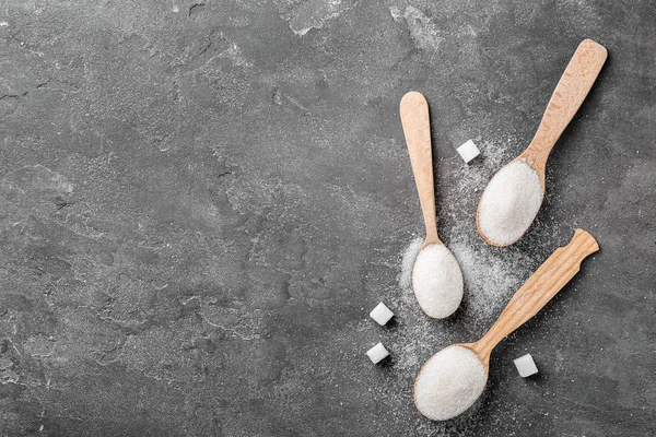 Cucharas con azúcar puro sobre fondo gris — Foto de Stock