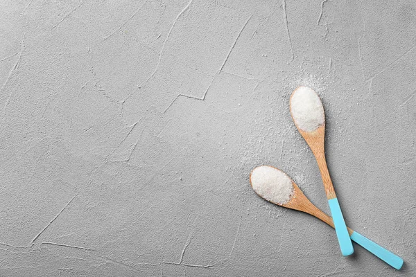 Spoons with pure sugar on light grey background — Stock Photo, Image