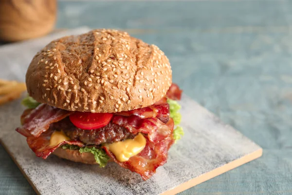 Smaczne burger z boczkiem na desce — Zdjęcie stockowe